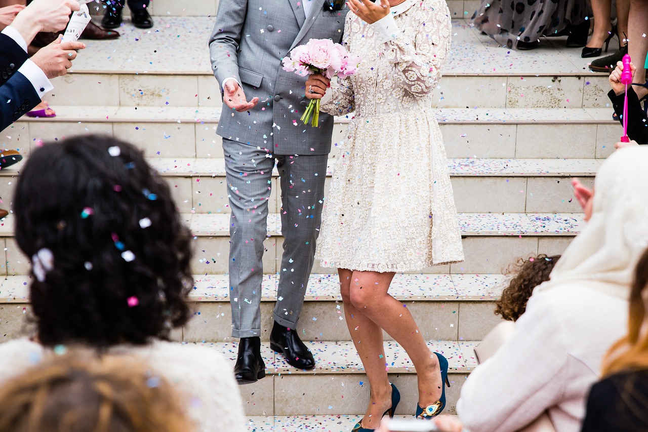 オンライン結婚式のやり方を詳しく解説しますか？