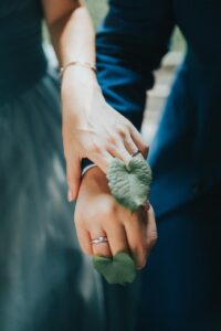 結婚式を安くするための具体的な方法は？
