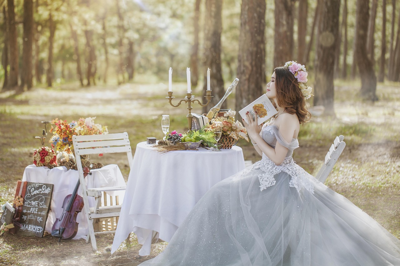結婚式に招待された友人が選ぶべき服装は女性向けにどんなものがある？