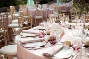 結婚式場の装花にかかる予算の目安はどれくらい？